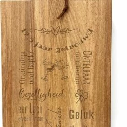 SandD-art Stoer Landelijk Snijplankje-hapjesplankje Met Tekst Gravure 12,5 JAAR GETROUWD. Een Origineel Cadeau Voor Een 12,5 Jarige Bruiloft. Het Formaat Is 20x30cm Excl. Handvat.