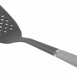 Sola Bakspaan - Hittebestendig - Comfort - Krasvrij - Vaatwasser Veilig - Nylon - 34cm - Grijs -Maxwell & Williams winkel 550x293 2