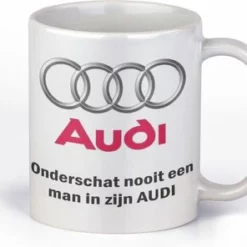Kimano Cadeau Mok Audi-rijder | Onderschat Nooit Een Man In Zijn Audi | Wit Handvat | Kado Beker Voor Vader, Opa, Broer, Neef, Zoon, Vriend, Oom, Papa