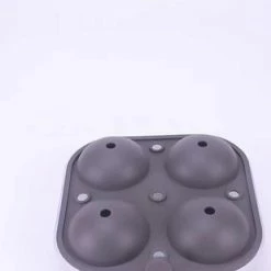 Nevi Silicone Ijsblokjesvorm Met Deksel - Ijsballen Voor Gin Of Whisky - 4 Grote Ronde Ijsballen Ø 6cm - Zwart -Maxwell & Williams winkel 550x309 56