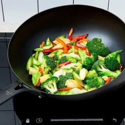 BK Black Steel Wokarang - Wokpan - Ø 30 Cm - Inductie -Maxwell & Williams winkel 550x366 38