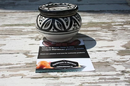 Cadeaubazaar.nl Asbak Zwart / Wit H 10 Cm Ø 15 Cm 7 Cadeaubazaar.nl Asbak Zwart / Wit H 10 Cm Ø 15 Cm - Afbeelding 5