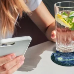 KitchenYeah Onderzetters Voor Glazen - Rond - Sterrennacht - Schilderij - Oude Meesters - Vincent Van Gogh - 10x10 Cm - Glasonderzetters - 6 Stuks 14 KitchenYeah Onderzetters Voor Glazen - Rond - Sterrennacht - Schilderij - Oude Meesters - Vincent Van Gogh - 10x10 Cm - Glasonderzetters - 6 Stuks -Maxwell & Williams winkel 550x366 68