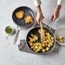 Demeyere Alu Industry 3 Koekenpannenset - Inductie - Pannenset 24 Cm + 28 Cm - Ceraforce Antikleeflaag - PTFE-vrij -Maxwell & Williams winkel 550x366 74