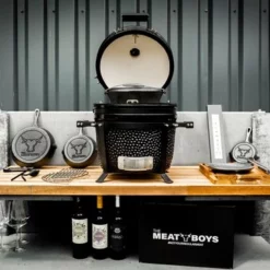 Merkloos The Meat Boys Compact - Keramische BBQ - 15 Inch Kamado - Tafelmodel - All Black Inclusief Platesetter En Regenhoes -Maxwell & Williams winkel 550x366 79
