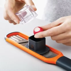 Joseph Joseph Rasp Mini - 2 In 1 - Oranje 23 Joseph Joseph Rasp Mini - 2 In 1 - Oranje -Maxwell & Williams winkel 550x412 20