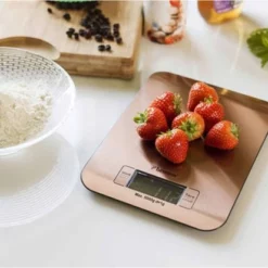 Bestron Digitaale Keukenweegschaal Met LCD-display, Voor Tot 5 Kg, Inclusief Batterijen, Kleur: Koper -Maxwell & Williams winkel 550x413 1