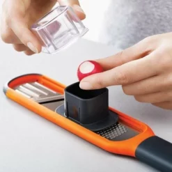 Joseph Joseph Rasp Mini - 2 In 1 - Oranje 27 Joseph Joseph Rasp Mini - 2 In 1 - Oranje -Maxwell & Williams winkel 550x441 3