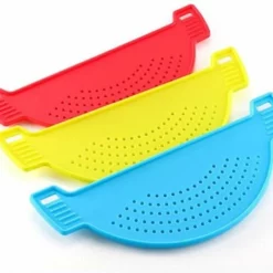 Merkloos Afgiethulp – Afgietdeksel Met Handvaten – Makkelijk Afgieten - Afgietdeksel - Geel -Maxwell & Williams winkel 550x453 1