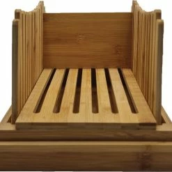 Stelleriana Broodsnijder Of Broodsnijmachine Van Bamboo Hout Als Hulpmiddel Bij Het Snijden Van Vers Zelf Gebakken Brood En Broodbakken. Bevat Een Broodplank/Snijplank Met Kruimelbak/Kruimelvanger. -Maxwell & Williams winkel 550x476 7