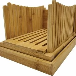 Stelleriana Broodsnijder Of Broodsnijmachine Van Bamboo Hout Als Hulpmiddel Bij Het Snijden Van Vers Zelf Gebakken Brood En Broodbakken. Bevat Een Broodplank/Snijplank Met Kruimelbak/Kruimelvanger. -Maxwell & Williams winkel 550x491 8