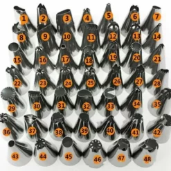 Merkloos Cake Decoration Set 48 Stuks Van Verschillende RVS Spuitmondjes Voor Het Decoreren Van Taarten En Gebak - Icing Piping Nozzles Pastry Tips Set - Cake Decorating Tools Accessoires - Garneerspuit Voor Slagroom, Fondant, Marsepein - Klein Formaat -Maxwell & Williams winkel 550x492 1