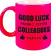 Bellatio Decorations Good Luck Finding Better Colleagues Than Us Koffiemok / Theebeker - 300 Ml - Neon Roze - Carriere Switch / VUT / Pensioen - Bedankt Cadeau Collega -Maxwell & Williams winkel 550x515 5
