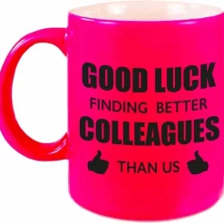 Bellatio Decorations Good Luck Finding Better Colleagues Than Us Koffiemok / Theebeker - 300 Ml - Neon Roze - Carriere Switch / VUT / Pensioen - Bedankt Cadeau Collega
