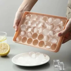 Merkloos Ronde Ijsblokjesvorm Met Deksel Roze- 33 Ronde Ijsblokjes Vorm- Ijsvormpjes Maker- Bioplastic- Stofvrij- Ice Cube- Herbruikbaar- Keukengadgets -Maxwell & Williams winkel 550x540