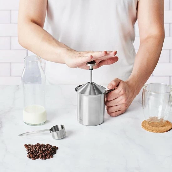Silberthal - Melkopschuimer - Handmatige Melkopschuimer - 400 Ml - Zilver - Roestvrijstaal - Melkschuimer - Cadeau 9 Silberthal - Melkopschuimer - Handmatige Melkopschuimer - 400 Ml - Zilver - Roestvrijstaal - Melkschuimer - Cadeau - Afbeelding 7