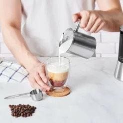 Silberthal - Melkopschuimer - Handmatige Melkopschuimer - 400 Ml - Zilver - Roestvrijstaal - Melkschuimer - Cadeau 18 Silberthal - Melkopschuimer - Handmatige Melkopschuimer - 400 Ml - Zilver - Roestvrijstaal - Melkschuimer - Cadeau -Maxwell & Williams winkel 550x550 409