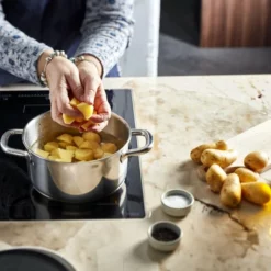 Demeyere Classico 3 Kookpan – Met Deksel – Inductie – RVS – 20 Cm – 3L -Maxwell & Williams winkel 550x550 438