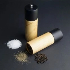 Homeon Peper En Zoutmolen Set - Pepermolen En Zoutmolen - 2 Stuks - Rubberhout - Kleur: Hout/zwart 16 Homeon Peper En Zoutmolen Set - Pepermolen En Zoutmolen - 2 Stuks - Rubberhout - Kleur: Hout/zwart -Maxwell & Williams winkel 550x550 580