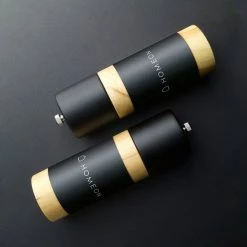 Homeon Peper En Zoutmolen Set - Pepermolen En Zoutmolen - 2 Stuks - Rubberhout - Kleur: Hout/zwart 18 Homeon Peper En Zoutmolen Set - Pepermolen En Zoutmolen - 2 Stuks - Rubberhout - Kleur: Hout/zwart -Maxwell & Williams winkel 550x550 582