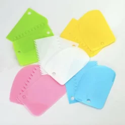 Merkloos Deegschraper | Deegkrabber | Deegsteker | Fondant Schraper Voor Taart / Icing / Cake | Keukentool Deeg Snijder | Spatel Voor Taart | Smoother | Soepel Maker | Cake Beslag Schraper | Rand Decoratie - Kunststof Roze -Maxwell & Williams winkel 550x553 1