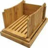 Stelleriana Broodsnijder Of Broodsnijmachine Van Bamboo Hout Als Hulpmiddel Bij Het Snijden Van Vers Zelf Gebakken Brood En Broodbakken. Bevat Een Broodplank/Snijplank Met Kruimelbak/Kruimelvanger. -Maxwell & Williams winkel 550x555 6