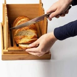 Stelleriana Broodsnijder Of Broodsnijmachine Van Bamboo Hout Als Hulpmiddel Bij Het Snijden Van Vers Zelf Gebakken Brood En Broodbakken. Bevat Een Broodplank/Snijplank Met Kruimelbak/Kruimelvanger. -Maxwell & Williams winkel 550x588