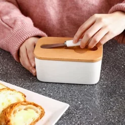 KitchenMonster® Botervloot Met Botermes - 600 Ml Botervlootje Vershouddoos Van Porselein En Bamboe - Botervloot Met Deksel Wit -Maxwell & Williams winkel 550x619 1