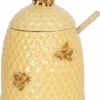 Clayre & Eef Honingpot Met Lepel Ø 11x14 Cm Geel Keramiek Rond Bijen Voorraadpot Deksel Bewaarpot Opbergpot 1 Clayre & Eef Honingpot Met Lepel Ø 11x14 Cm Geel Keramiek Rond Bijen Voorraadpot Deksel Bewaarpot Opbergpot -Maxwell & Williams winkel 550x681