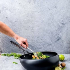 BK Black Steel Wokarang - Wokpan - Ø 30 Cm - Inductie -Maxwell & Williams winkel 550x733 7