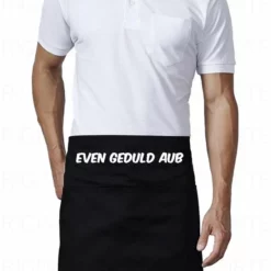 Roly 2 STUKS - EVEN GEDULD AUB Uniseks Korte Schorten - Zwart - One Size (volwassenen) - Horeca Schort - Bedieningsschort - Grappige | Leuke Teksten - Original Kwoots- Voor Zowel Mannen Als Vrouwen - Verstelbare Tailleband - Wasbaar - Cadeau - Apron