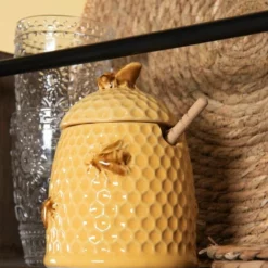 Clayre & Eef Honingpot Met Lepel Ø 11x14 Cm Geel Keramiek Rond Bijen Voorraadpot Deksel Bewaarpot Opbergpot 8 Clayre & Eef Honingpot Met Lepel Ø 11x14 Cm Geel Keramiek Rond Bijen Voorraadpot Deksel Bewaarpot Opbergpot -Maxwell & Williams winkel 550x823