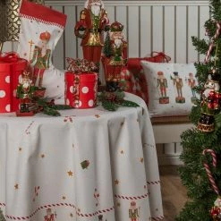 Clayre & Eef Tafelkleed Kerst Ø 170 Cm Wit Groen Katoen Rond Notenkrakers Tafellaken Tafellinnen Tafeltextiel 7 Clayre & Eef Tafelkleed Kerst Ø 170 Cm Wit Groen Katoen Rond Notenkrakers Tafellaken Tafellinnen Tafeltextiel -Maxwell & Williams winkel 550x823 4