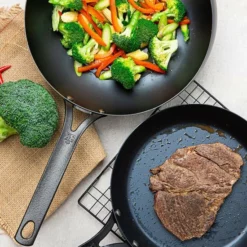 BK Black Steel Wokarang - Wokpan - Ø 30 Cm - Inductie -Maxwell & Williams winkel 550x825 5